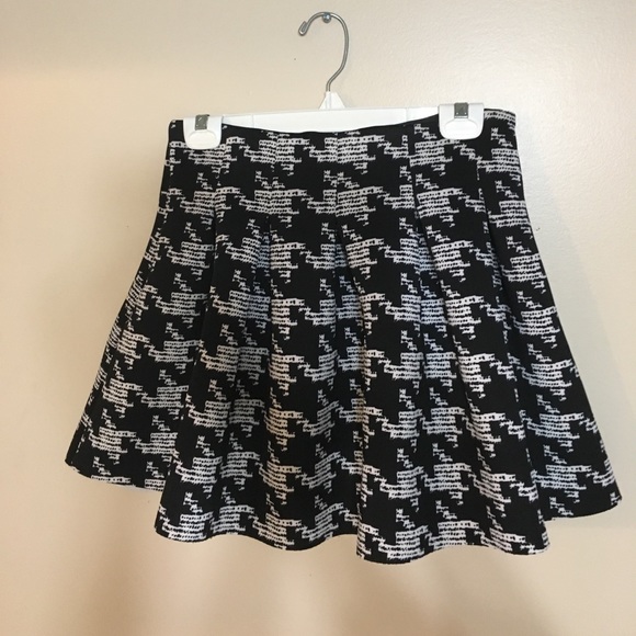 Black and White Stetch Mini Skirt - Picture 2 of 3